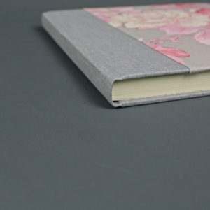 Hellgraues Hochzeitsgästebuch mit Rosenblüten