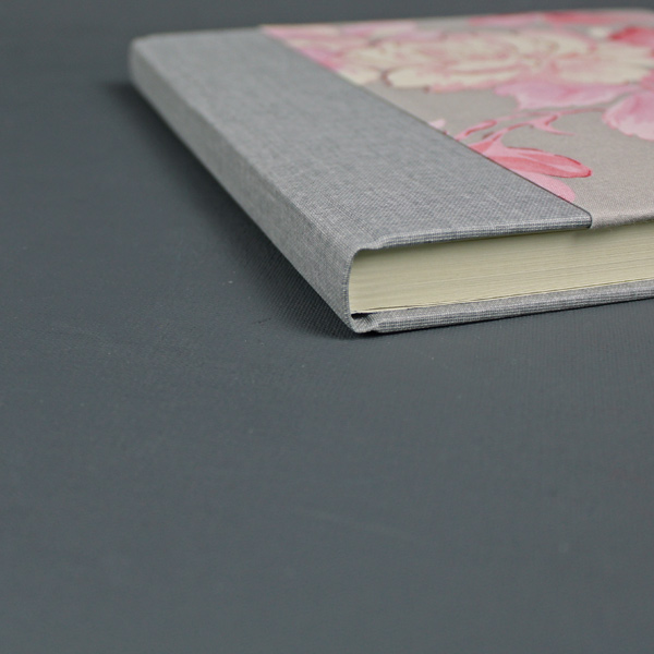 Hellgraues Hochzeitsgästebuch mit Rosenblüten