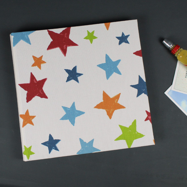 Quadratisches Kinderfotoalbum weiß mit bunten Sternen