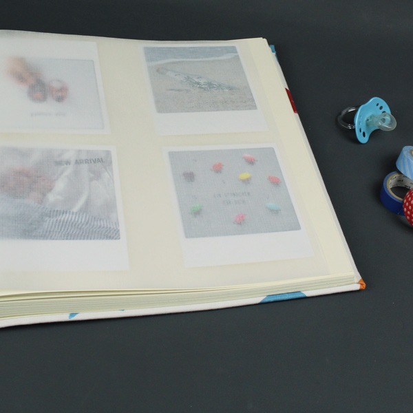 Mit bunten Sternen bedrucktes weißes Kinderfotoalbum