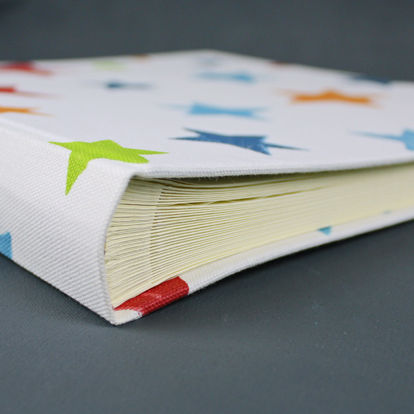 Quadratisches weißes Kinderfotoalbum mit großen bunten Sternen