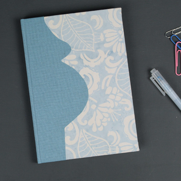 Schwangerschaftstagebuch grau blau weiß im Batiklook