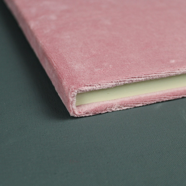 Samt bezogenes rosa Hochzeitsgästebuch