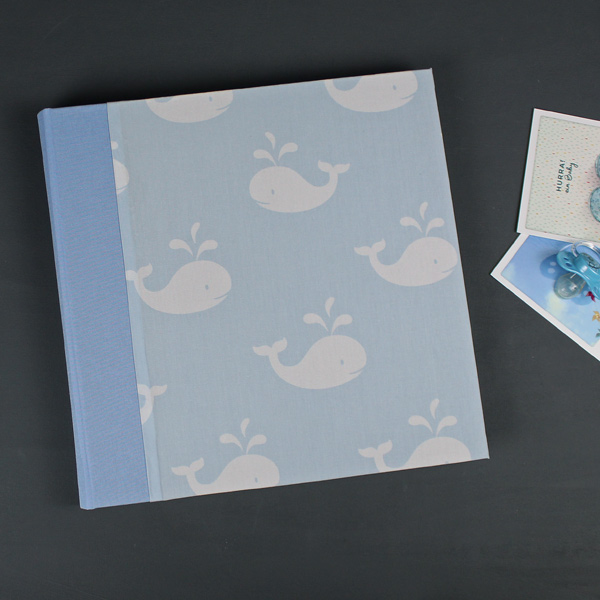 Zart hellblau weiß gemustertes Babyfotoalbum mit Walen