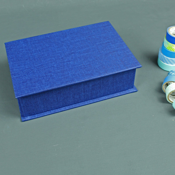 Dunkelblaues kleines Kästchen mit blau gemustertem Innenleben