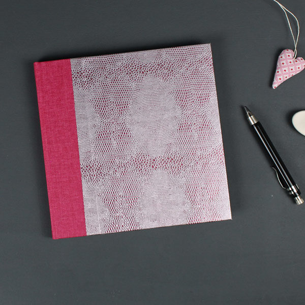 Pink silber gemustertes Gästebuch mit Schlangenlederoptik