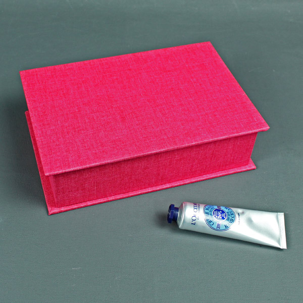 Pink farbenes kleines Kästchen mit geblümten Innenleben