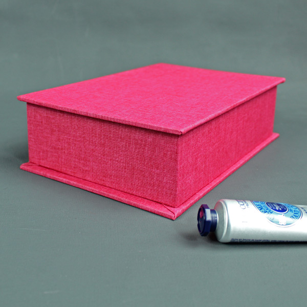 Schlichtes pink Kästchen mit floralem Innenleben