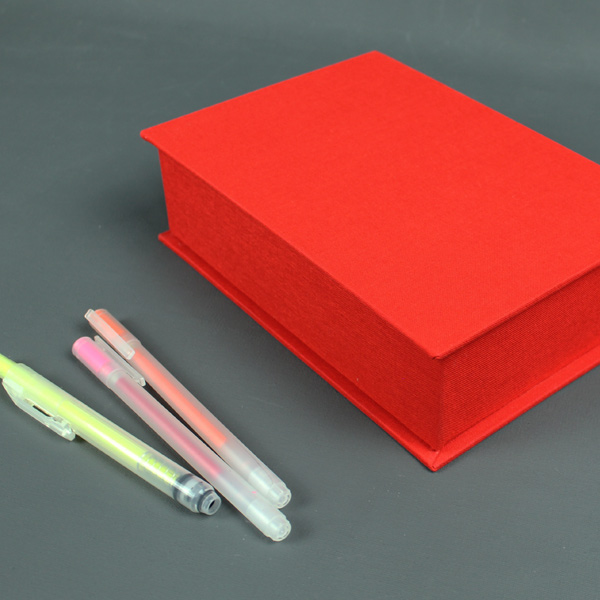 Schlichtes knallrotes Schreibtischkästchen