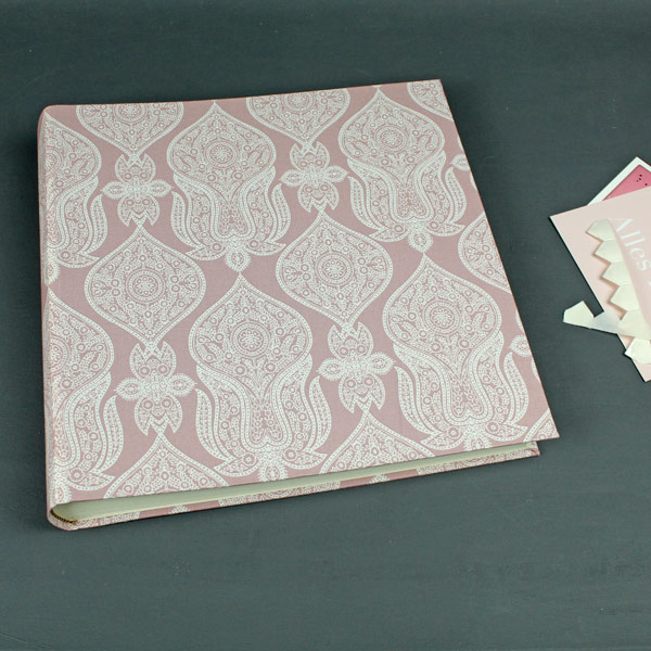 Großes altrosa Fotoalbum mit creme farbenen Ornamenten