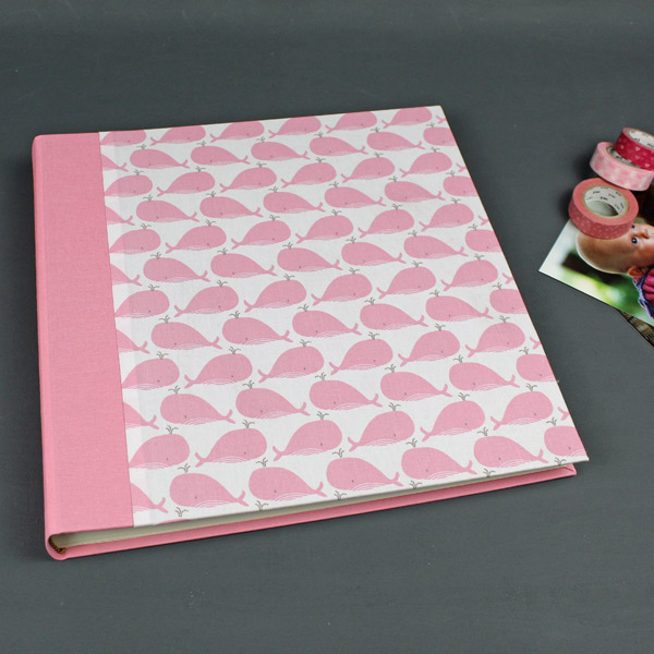 Großes rosa weiß gemustertes Babyfotoalbum mit Walen