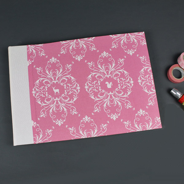 Querformatiges Fotoalbum in Perlmutt Pink im Toile de Jouy Stil