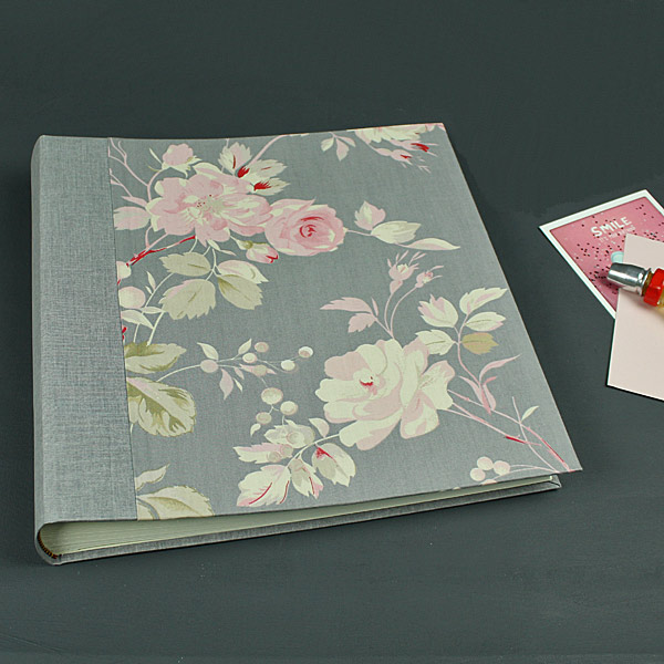 quadratisches graues Fotoalbum mit Rosenblüten