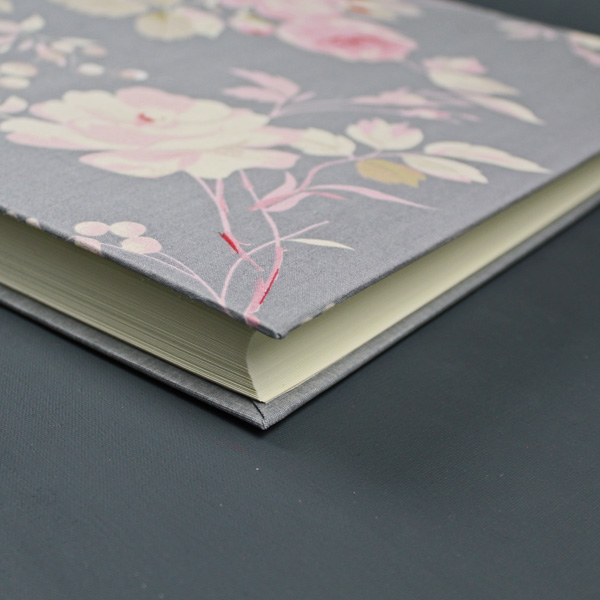 Hochzeit Fotoalbum grau rosa Rosenblüten