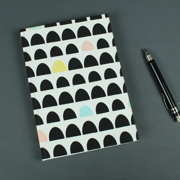Schwarz weiß buntes Notizbuch mit bunten Registern