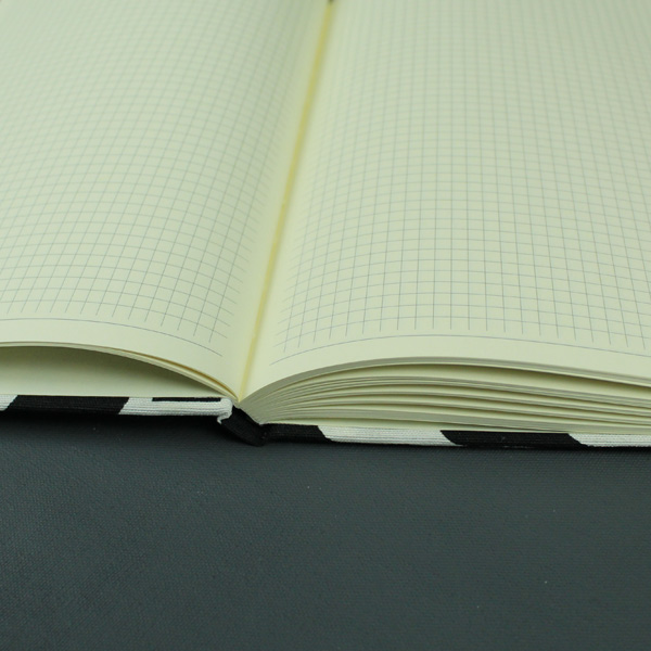 Kariertes Notizbuch Stoff grafisch schwarz weiß