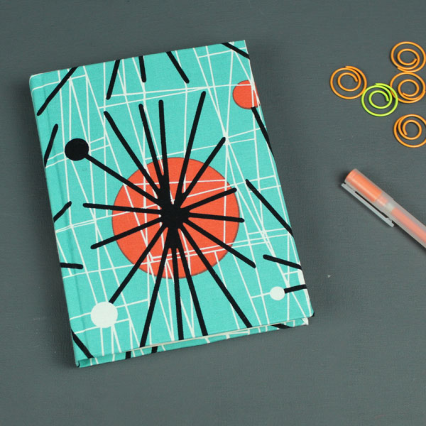 Türkis schwarz orange gemustertes Notizbuch im Retrolook