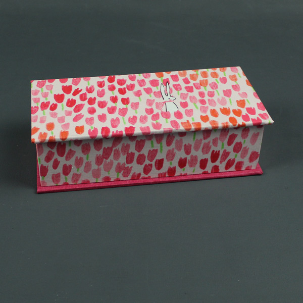 Stiftekästchen mit rosa roten und pink farbenen Tulpen und Hase