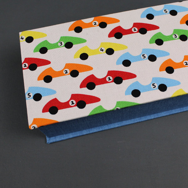 Blau weiße Stifteschachtel bunte Autos