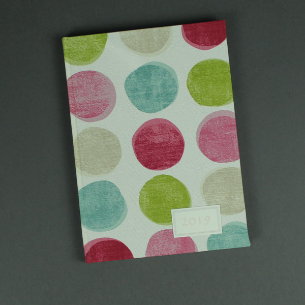 Kalender 2019 international creme mit bunten Polka Dots