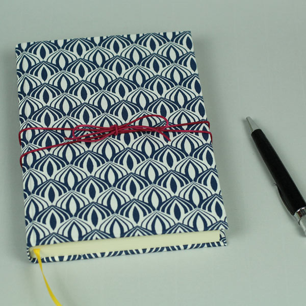 Ewiger Kalender blau weiß grafisch