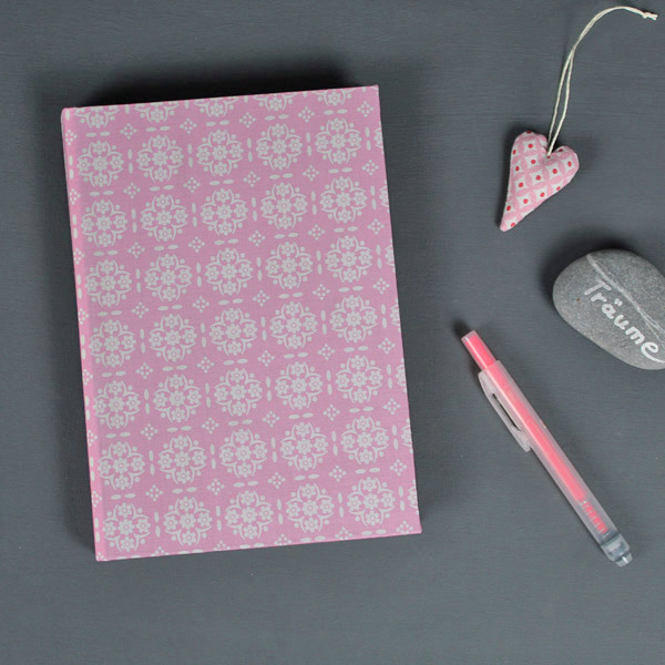 Immerwährender Kalender in rosa creme mit kleinen Ornamenten
