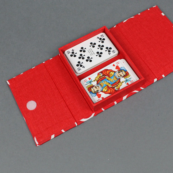 Kartenspiel Schachtel rot weiß