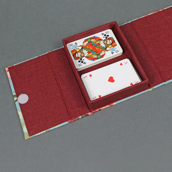 Spielkarten Schachtel mit verspieltem Rosenstoff bezogen