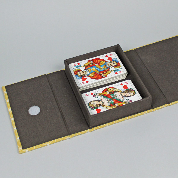 Spielkarten Schachtel gelb weiß braun