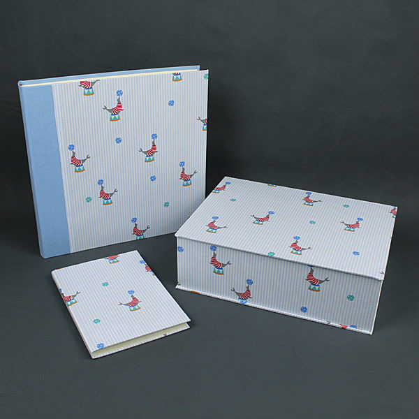 Hellblau weiß gestreiftes Baby Erinnerungsboxen Set