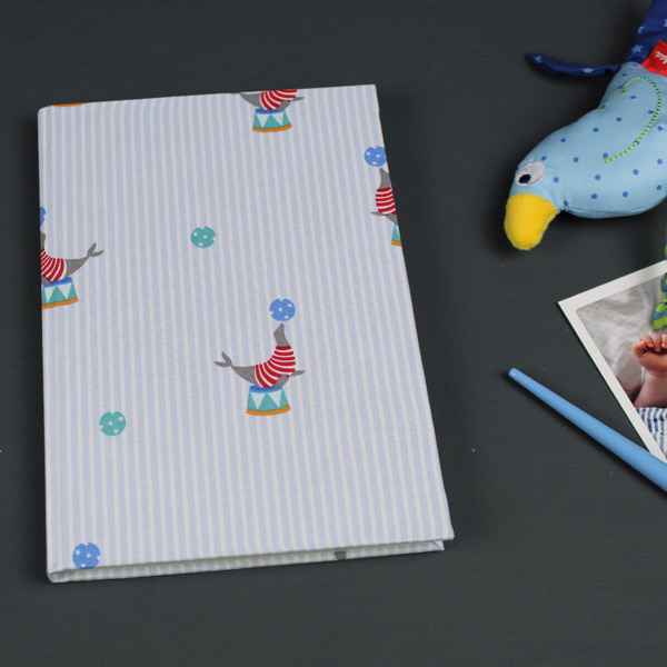 Hellblau weiß gestreiftes Babytagebuch