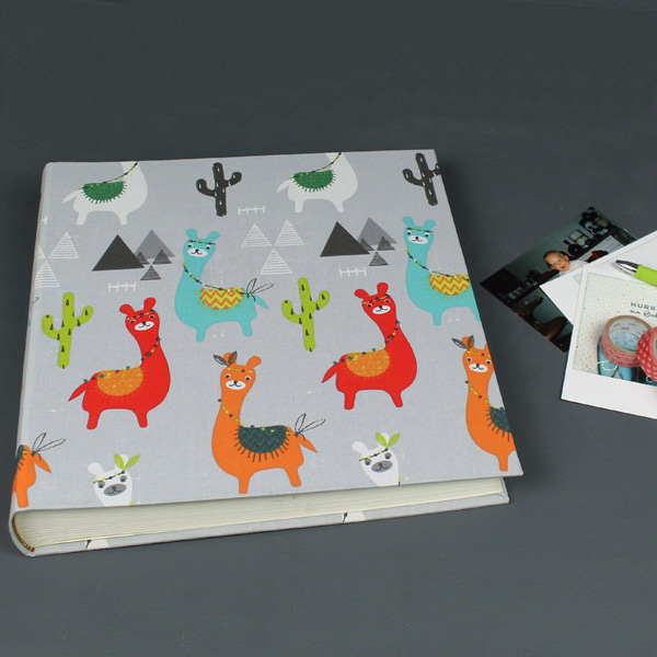 quadratisches graues Fotoalbum mit bunten Lamas