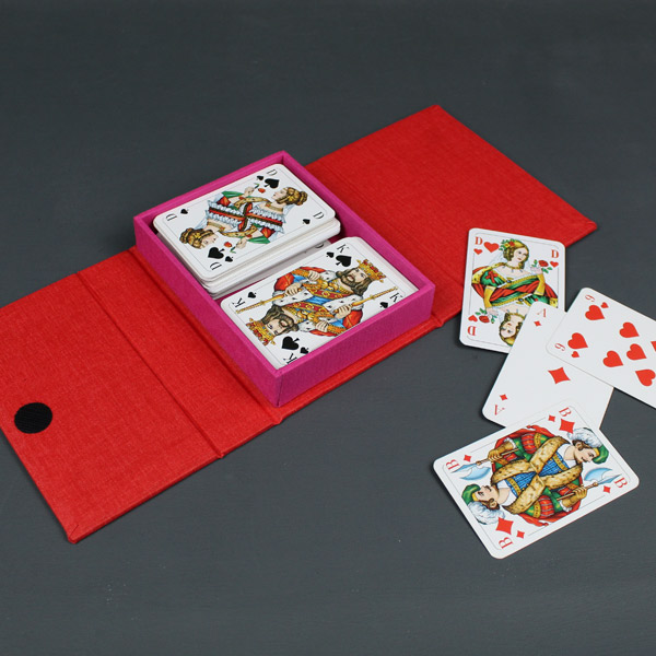 Spielkartenkästchen infarbenfrohem Leinen bezogen