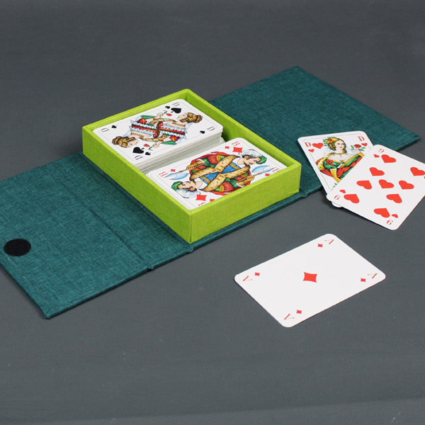 Spielkartenhülle in zwei Grüntönen