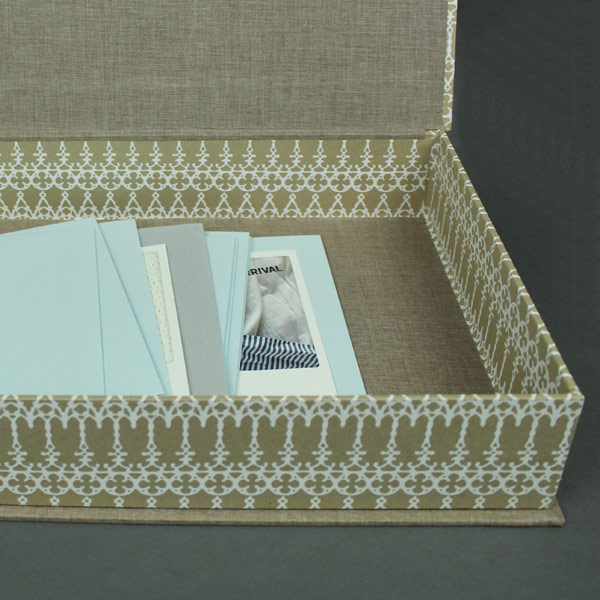 Großer Schreibtischkasten in beige creme gemustert