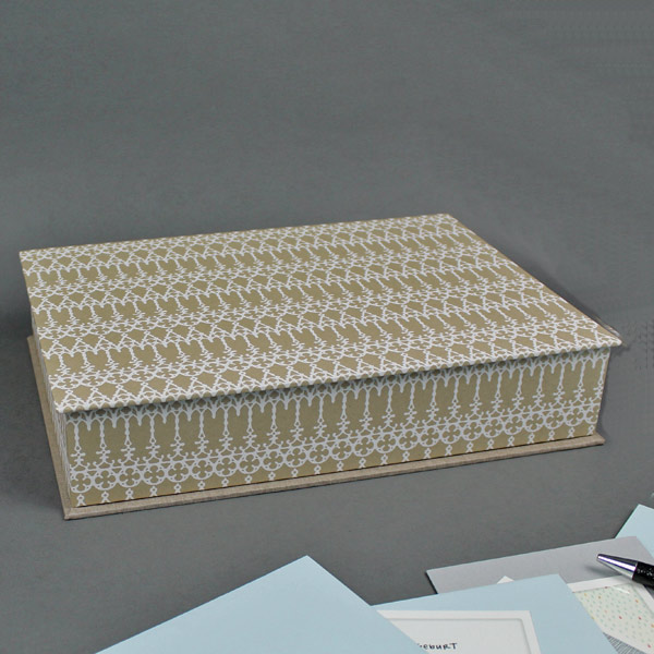Großer beige creme gemusterter Kasten im DIN A4 Format