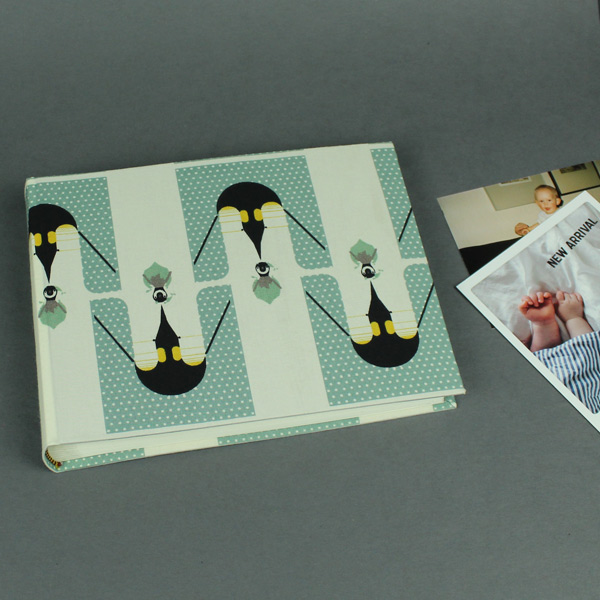 Kleines grau grün weißes Kinderfotoalbum