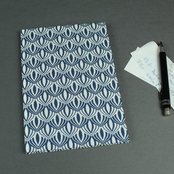 Grafisch blau weiß gemustertes Adressbuch
