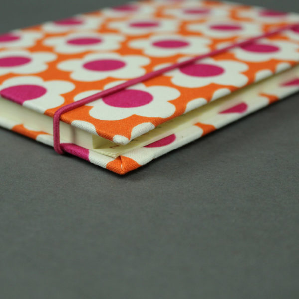 Kleines orange pink weiß gemustertes Adressbuch retro