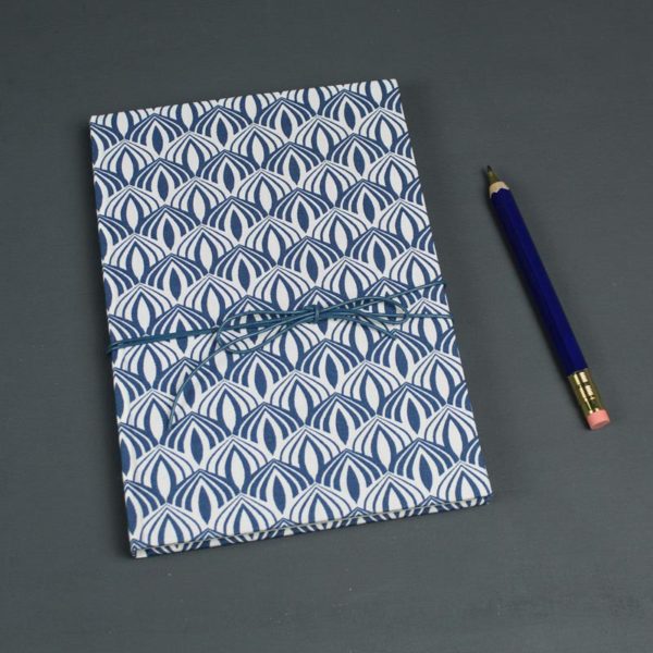Dubkelblau weißes Stoff bezogenes Tagebuch