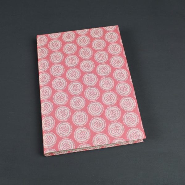 Stoff bezogener ewiger Kalender in apricot creme mit kleinen Ornamenten