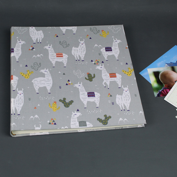 Stoff bezogenes hellgraues Fotoalbum, bedruckt mit Lamas