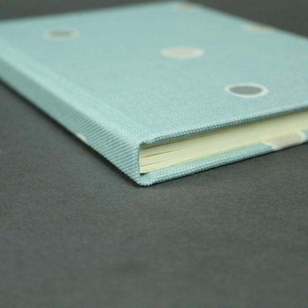 Kleines blaugrau gemustertes Adressbuch
