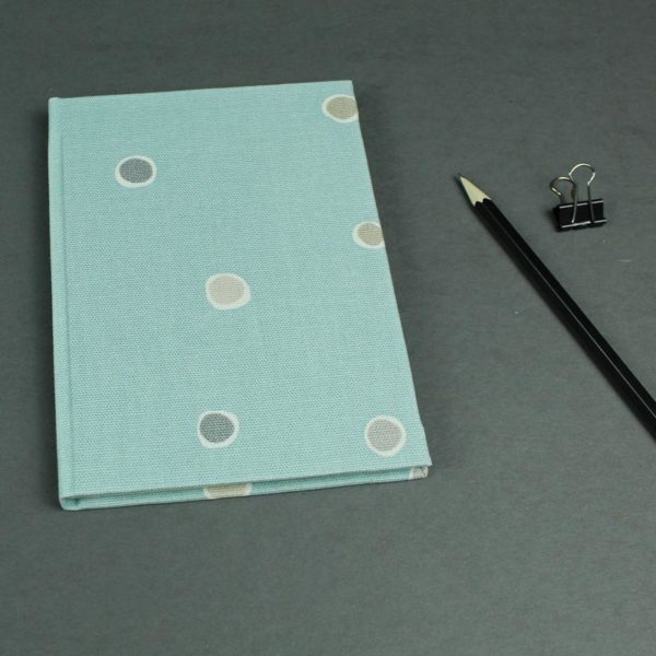 Kleines blaugraues Adressbuch mit unterschiedlichen grauen Punkten
