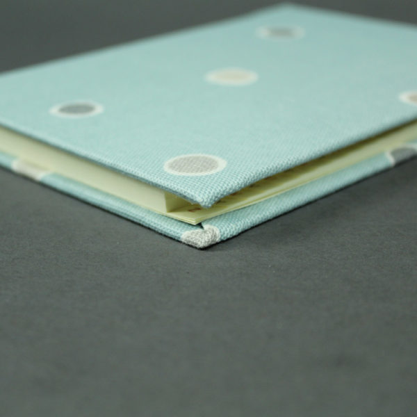 Kleines blaugraues Adressbuch mit vereinzelten taupe Punkten