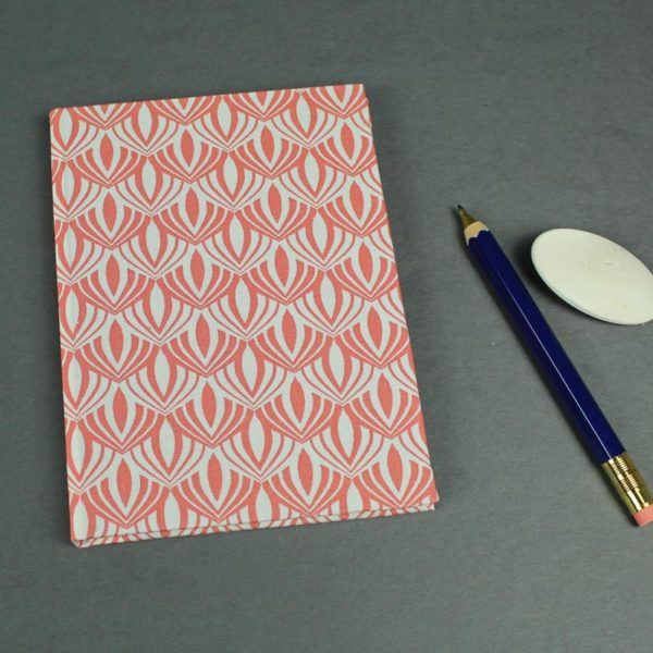 Grafisch in apricot creme gemustertes Adressbuch