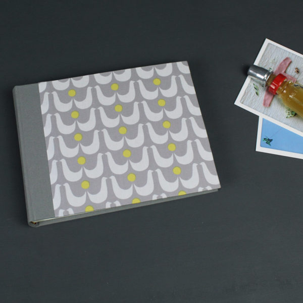 Grau weiß gelb gemustertes Kinderfotoalbum