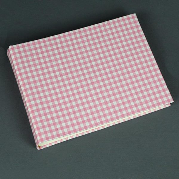 Kleines Kinderfotoalbum in rosa weißem Vichykaro
