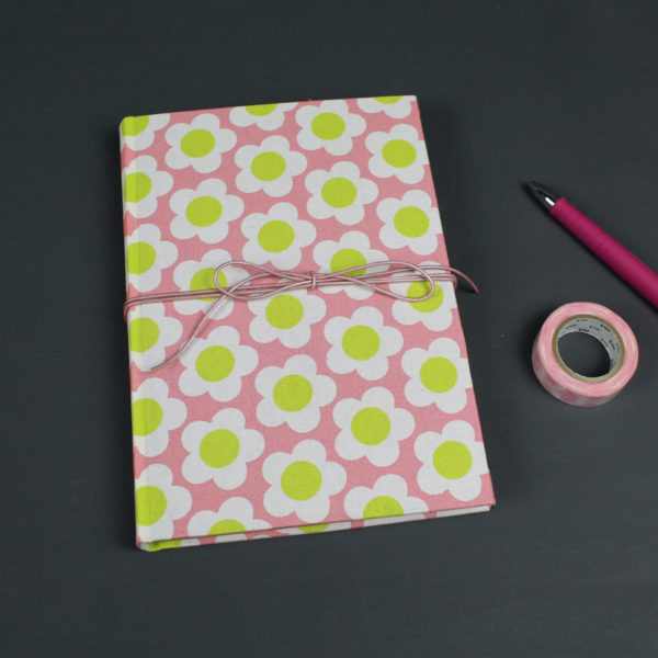 Tagebuch mit bunten Registerseiten in rosa weiß