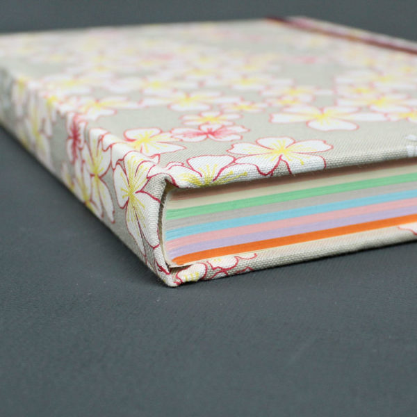 Taupe Notizbuch mit bunten Registerseiten